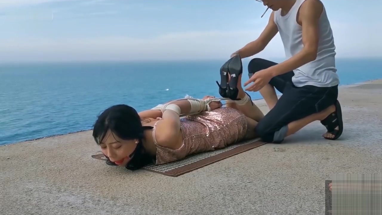 中国女子公债海边
